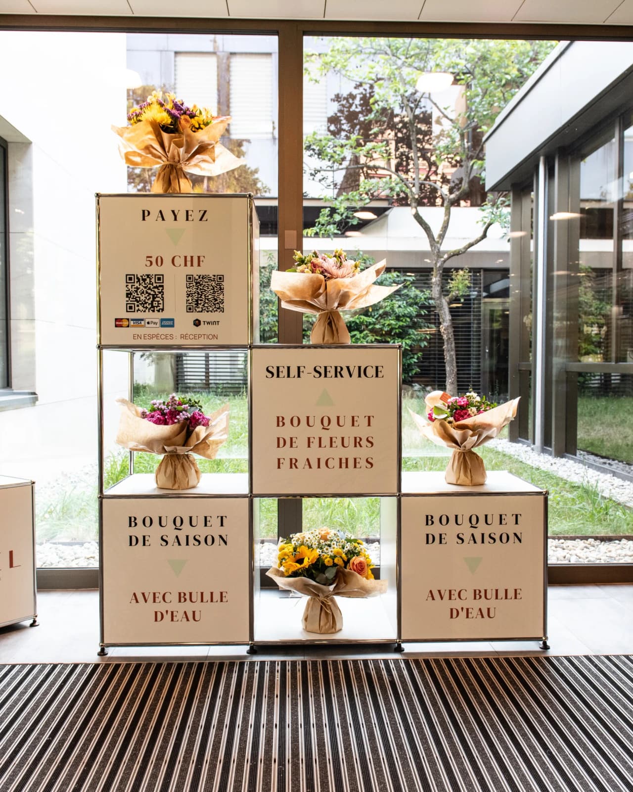Le kiosque de fleurs KANEL en libre-service à l’entrée de la Clinique Générale-Beaulieu