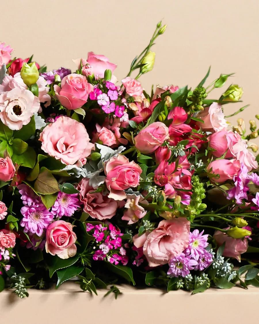 Trauergesteck mit Rosen in Rosatönen, gebunden im KANEL-Atelier