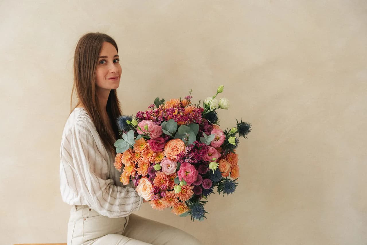 Eine Frau mit einem bunten Blumenstrauss