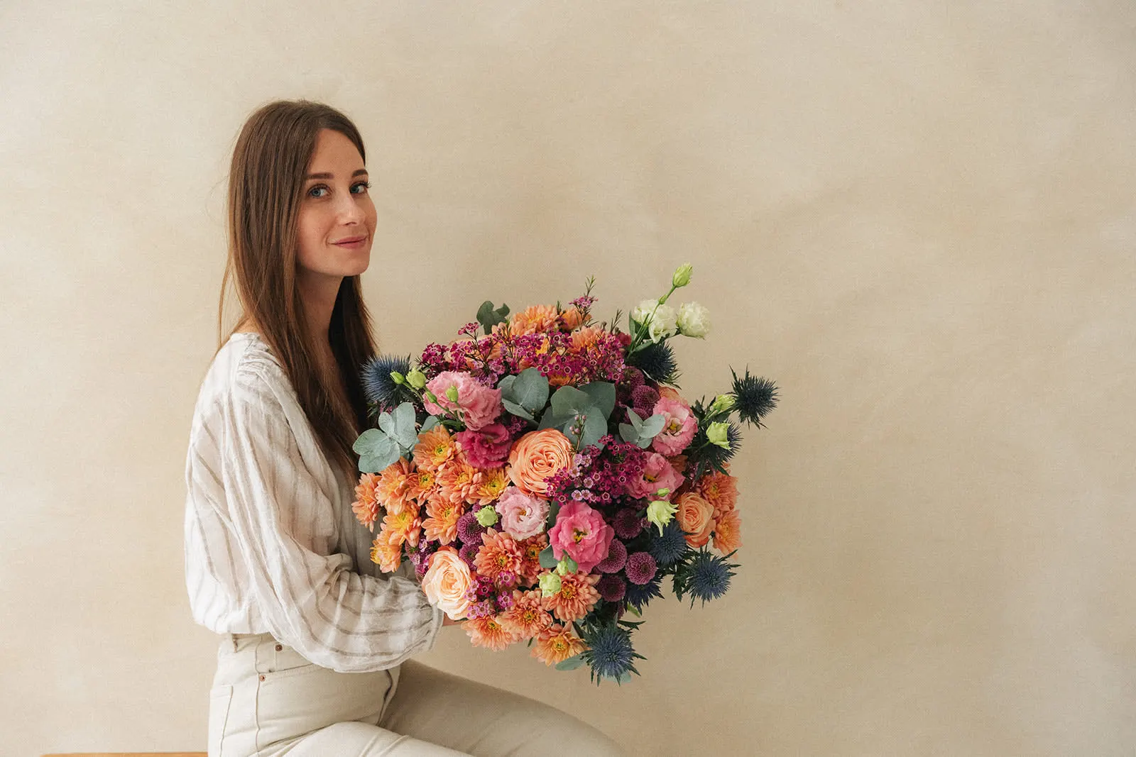 Une femme tenant un bouquet multicolore