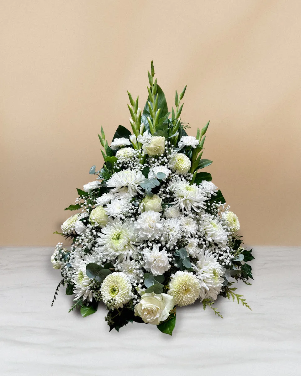Trauerarrangement aus weissen Blumen und Grün