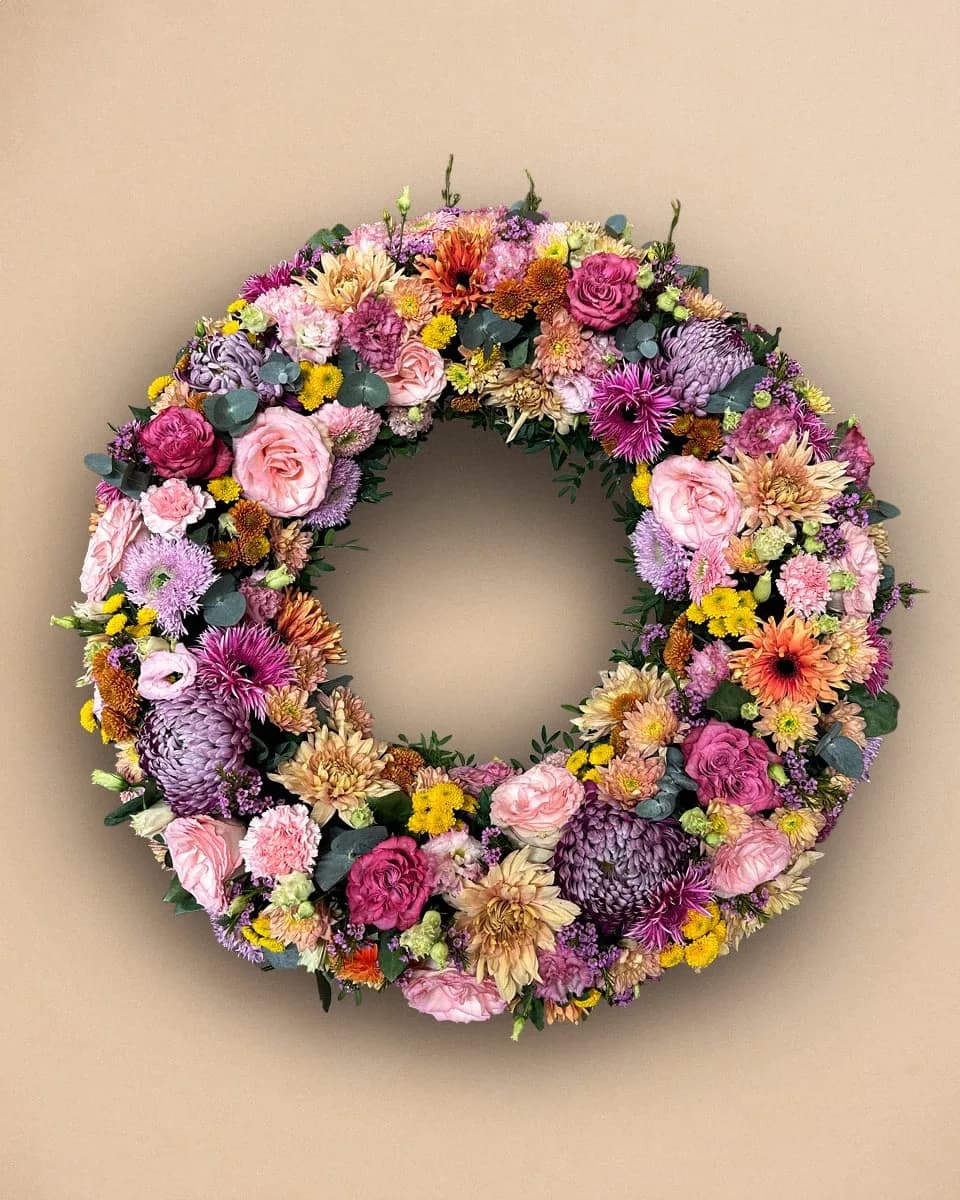 Trauerkranz aus bunten Blumen