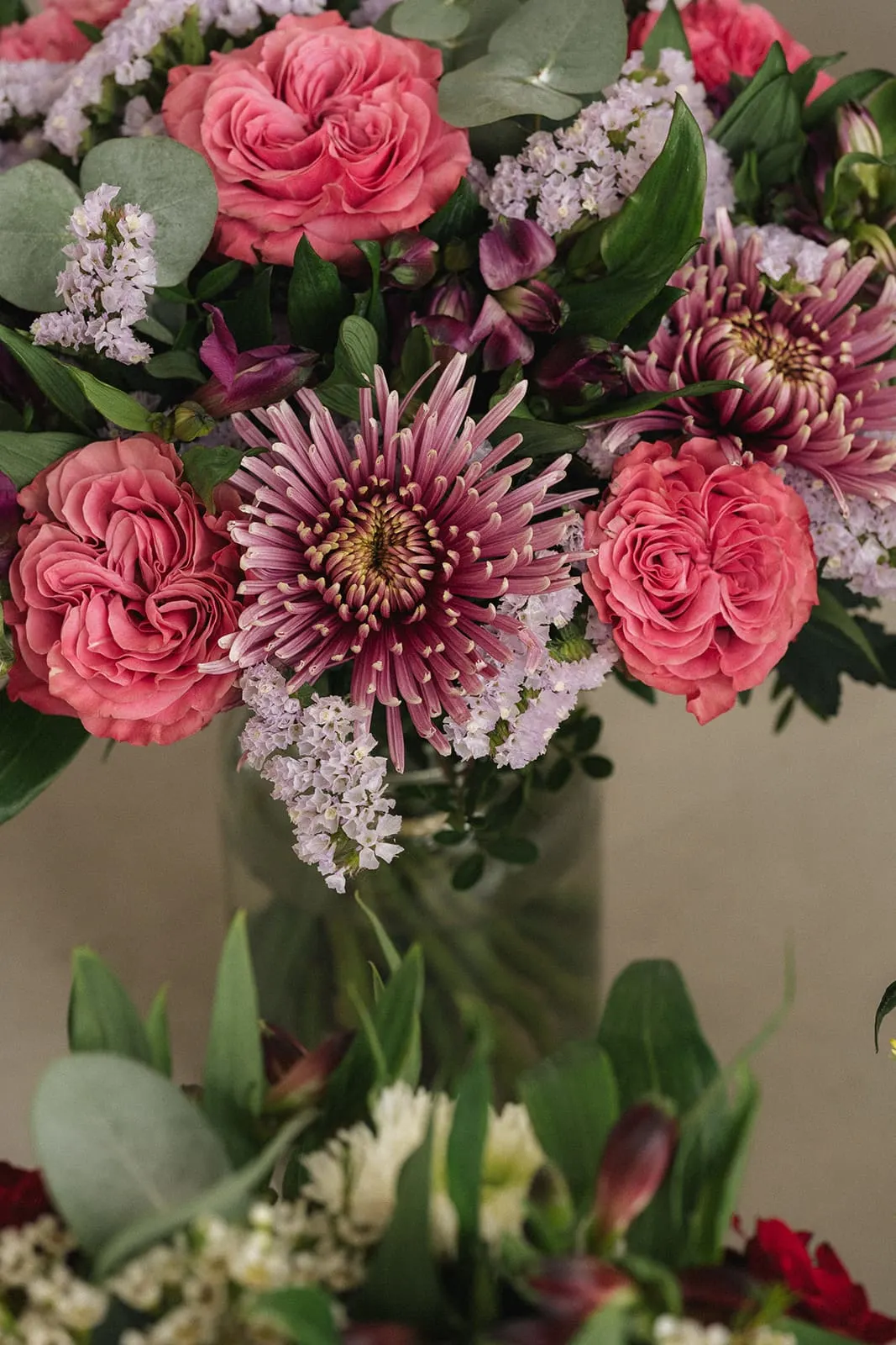 Détail d’un bouquet de fleurs roses et mauves
