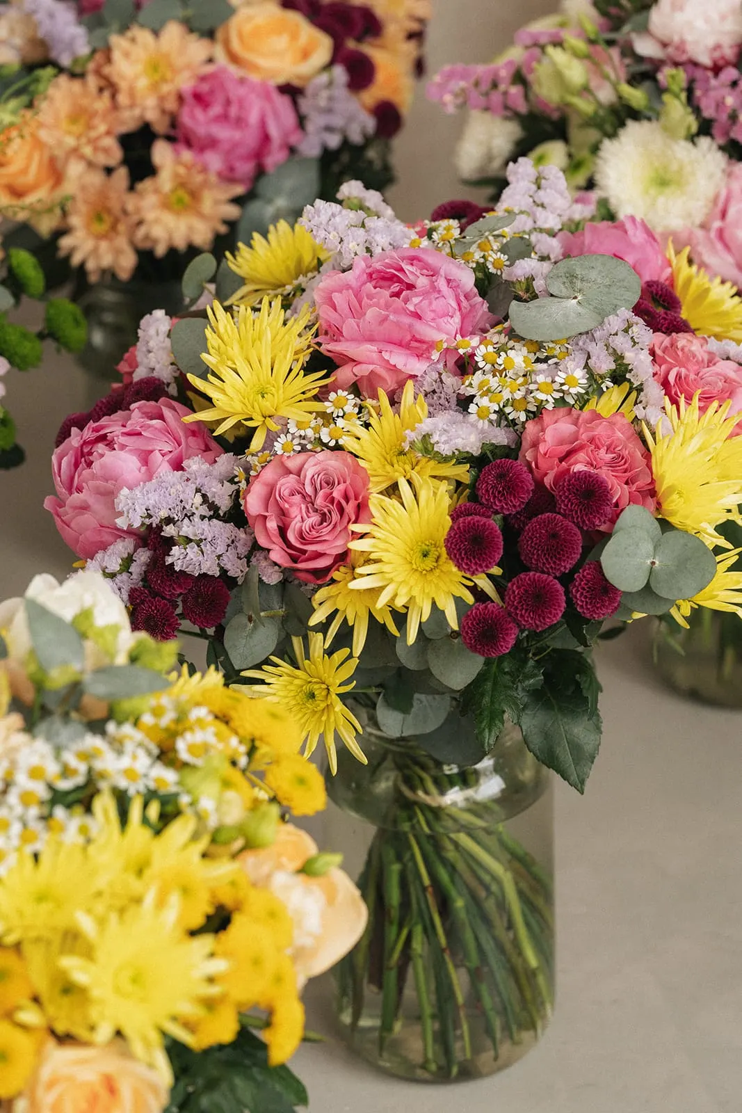 Bouquets de fleurs jaunes, roses et mauves