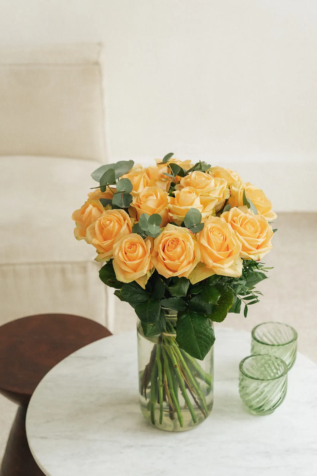 Roses jaunes dans un vase sur une table