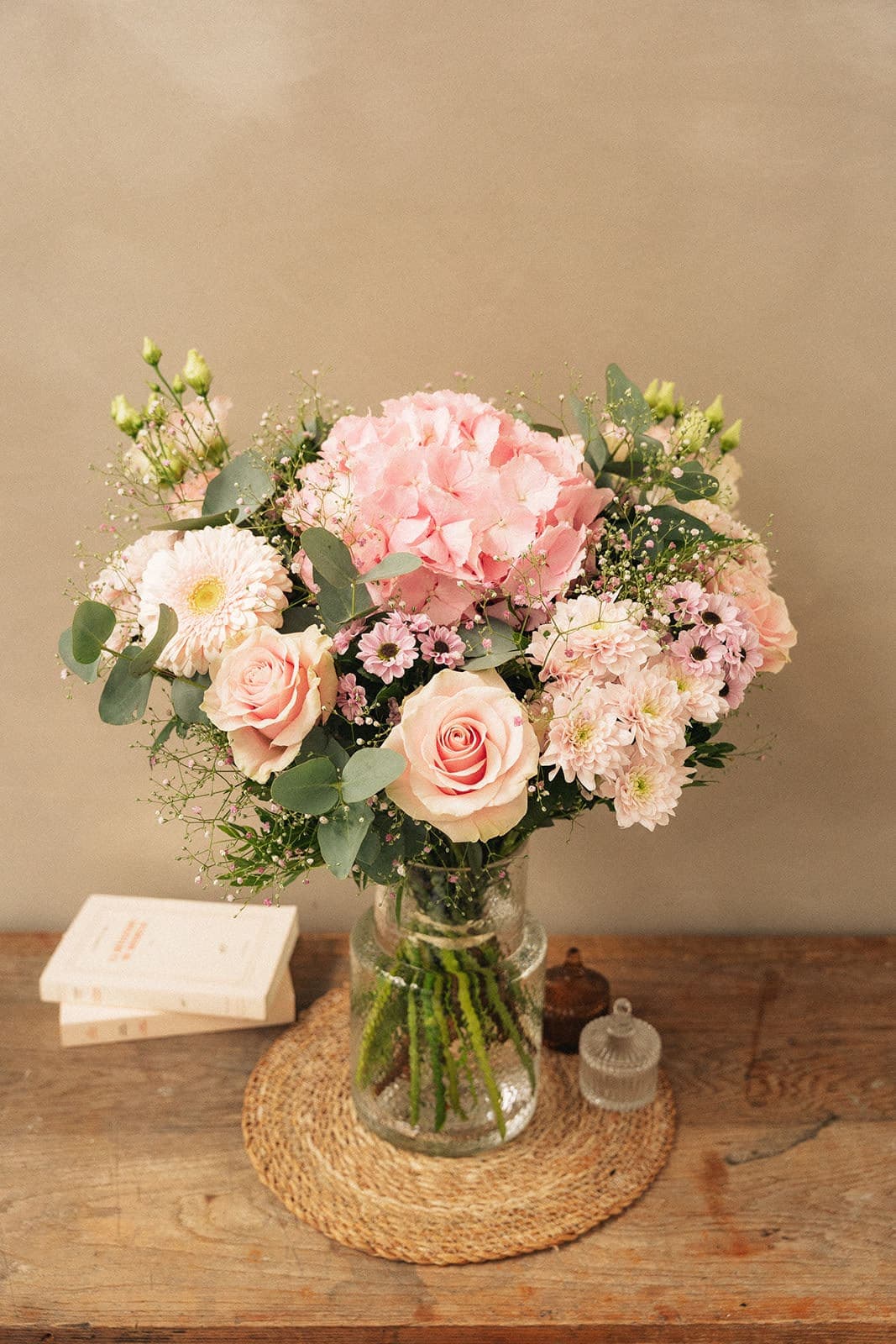 Bouquet de fleurs roses et blanches dans un vase