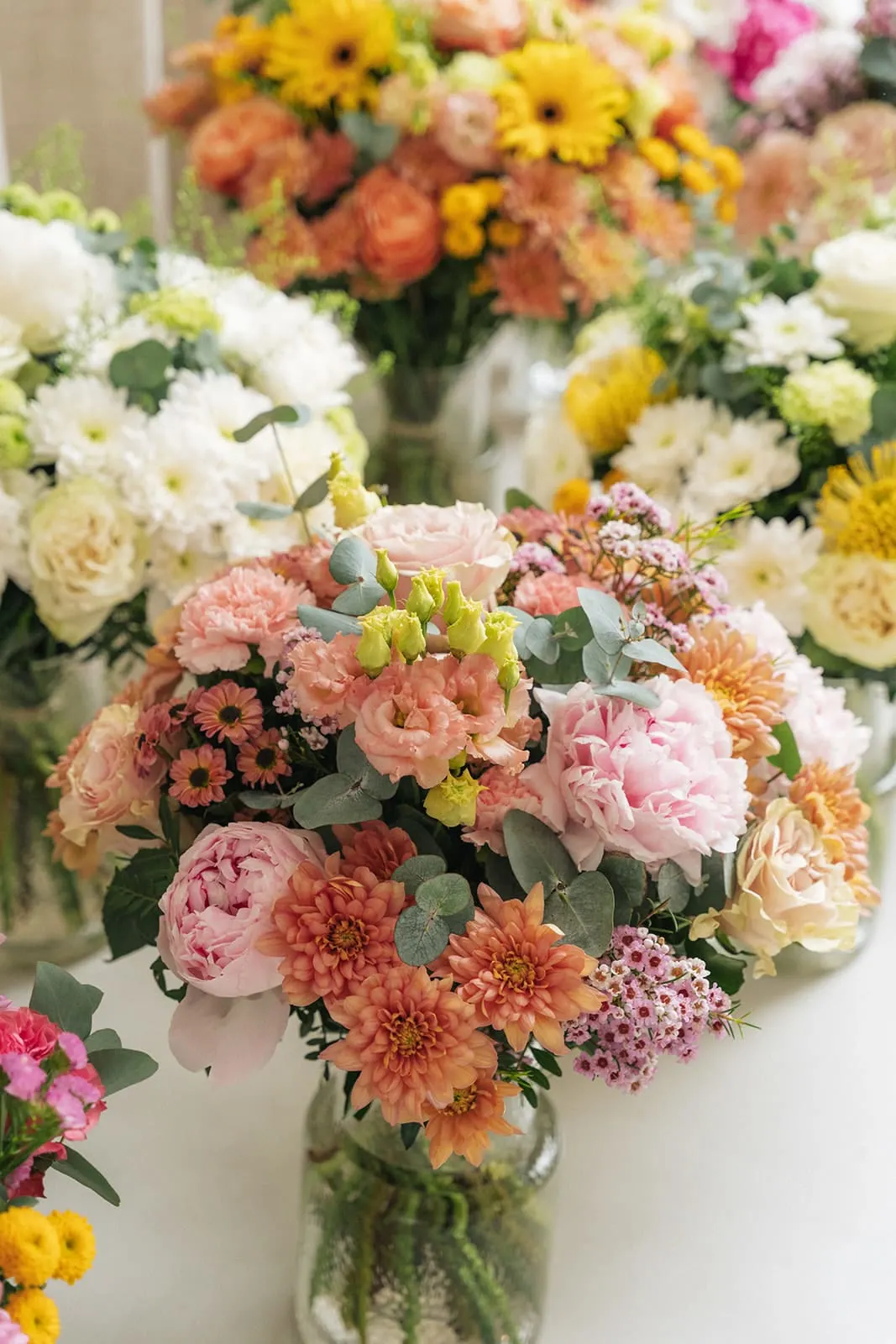 Nahaufnahme von rosa, pfirsichfarbenen und weissen Blumen