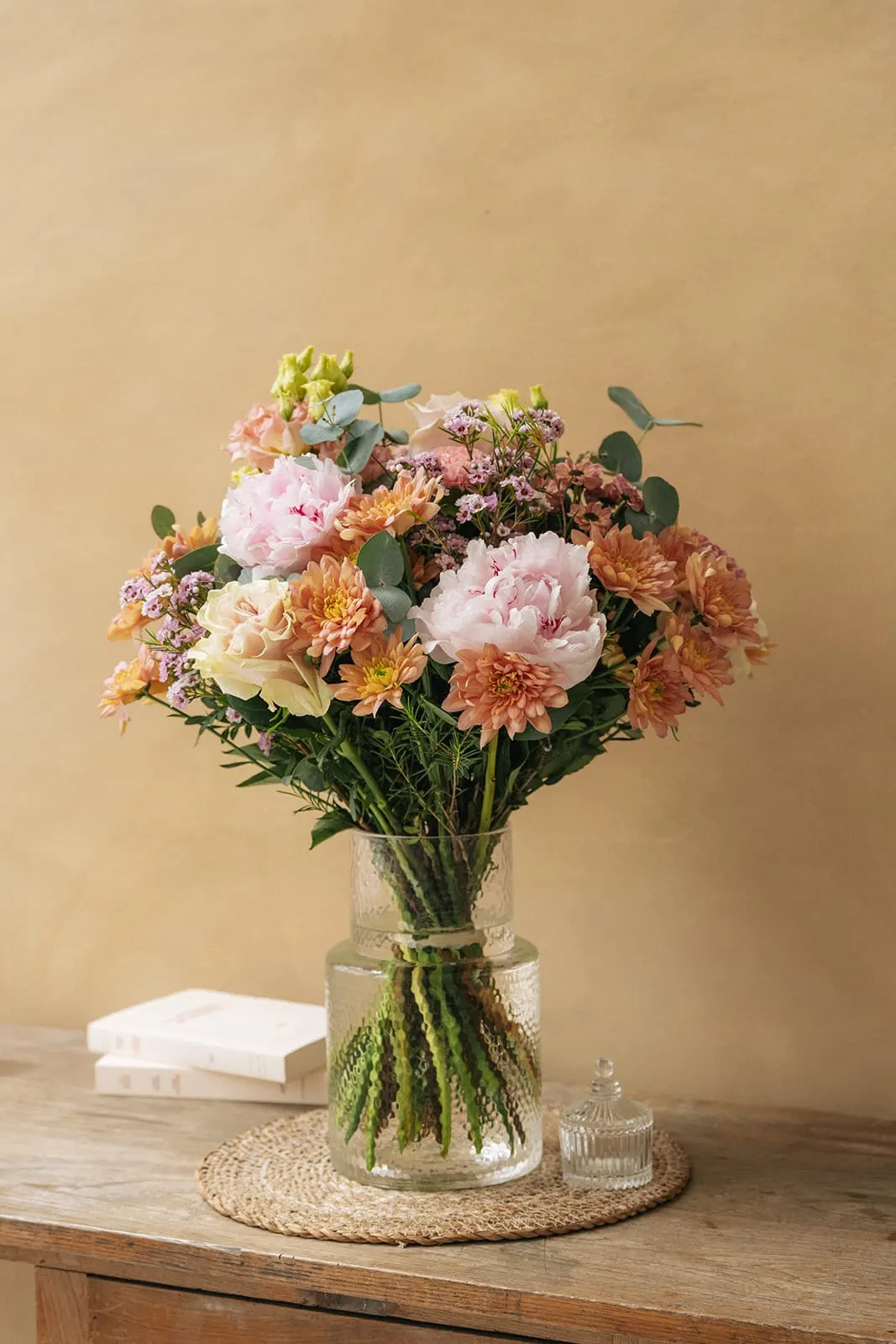 Bouquet aux tons pastel sur une table ronde
