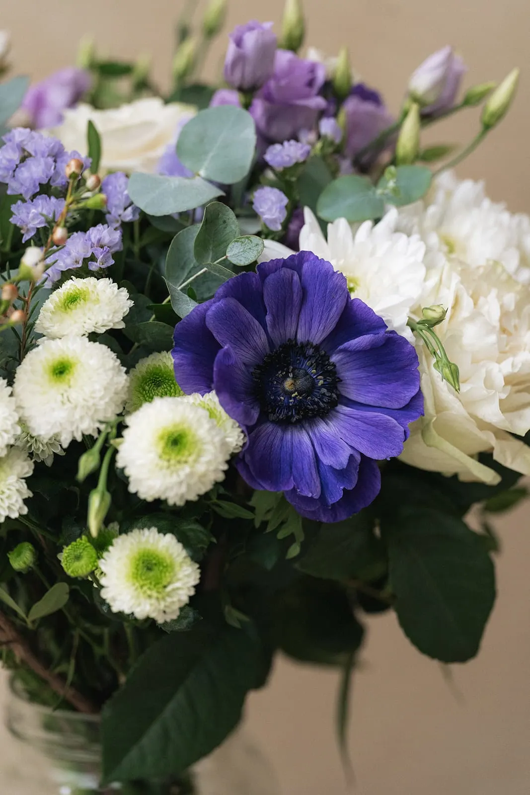 Nahaufnahme eines Blumenstrausses in Blau und Weiss