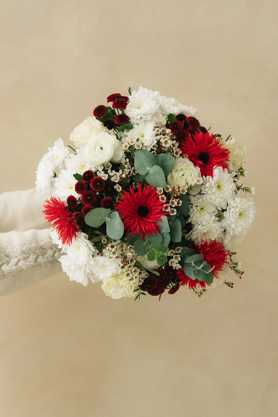 Blumenstrauss aus roten und weissen Blumen