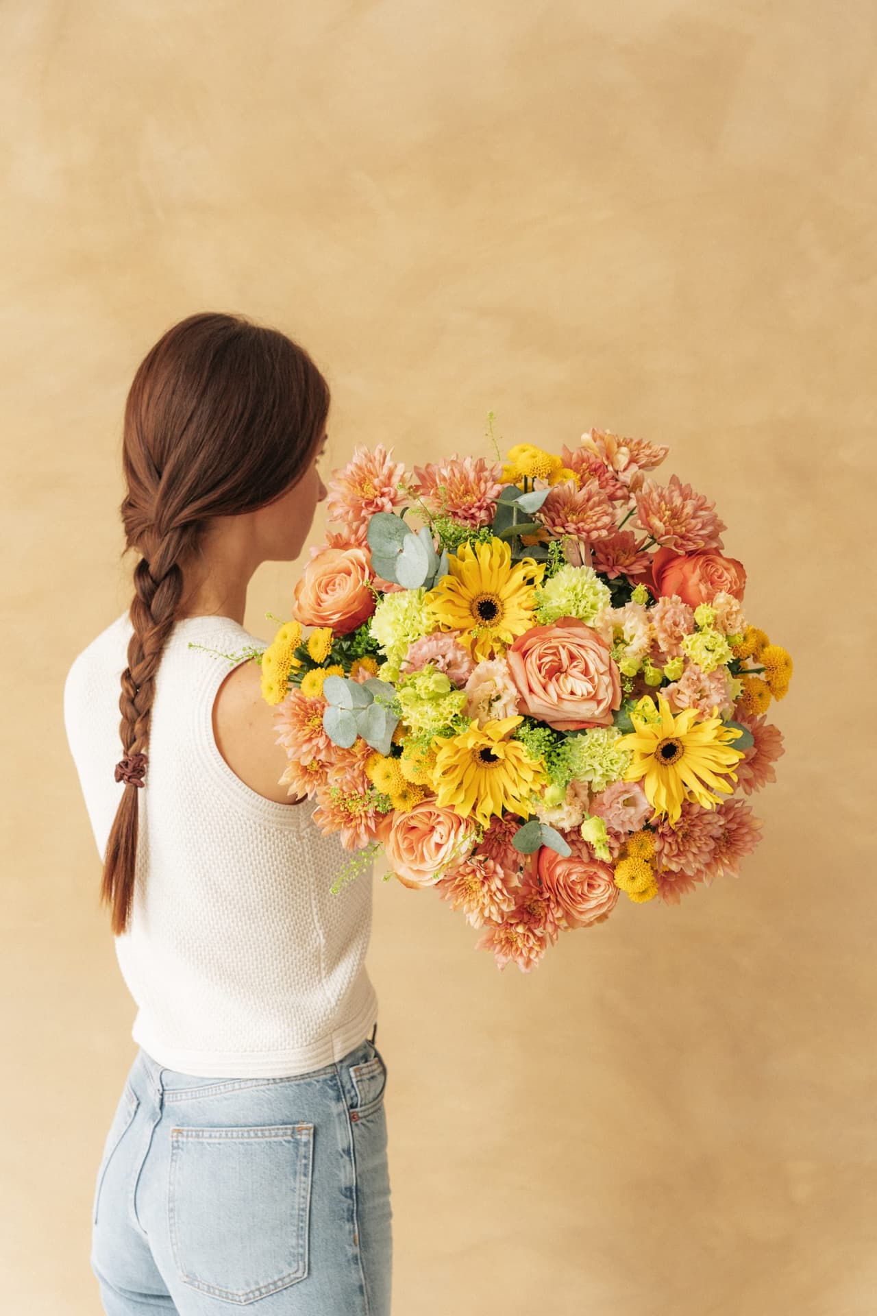 Une femme tenant le bouquet Esmée jaune et rose