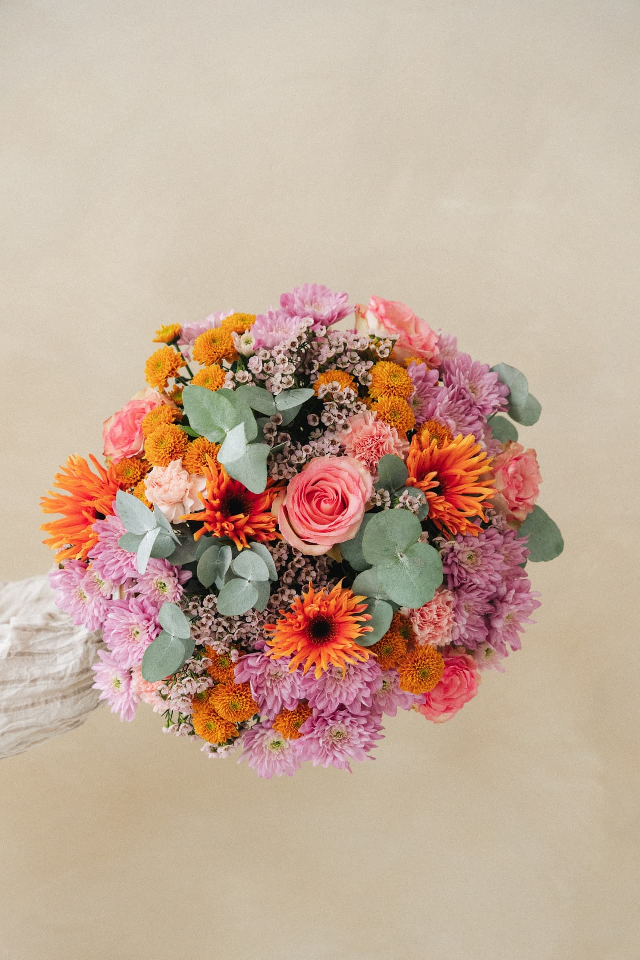 Bouquet Sarah aux tons orange, rose et bleu