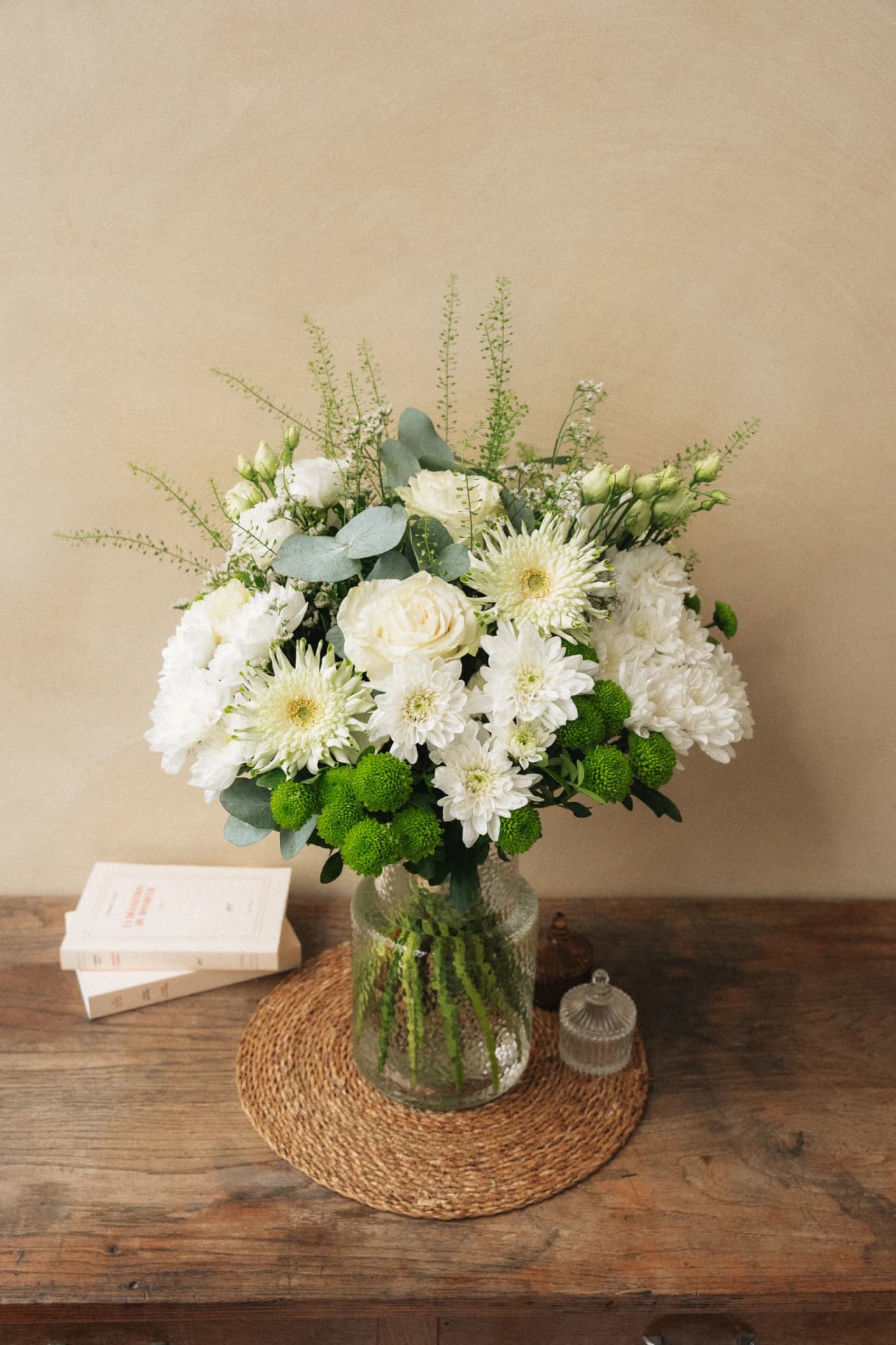Bouquet Solene blanc et vert sur une table