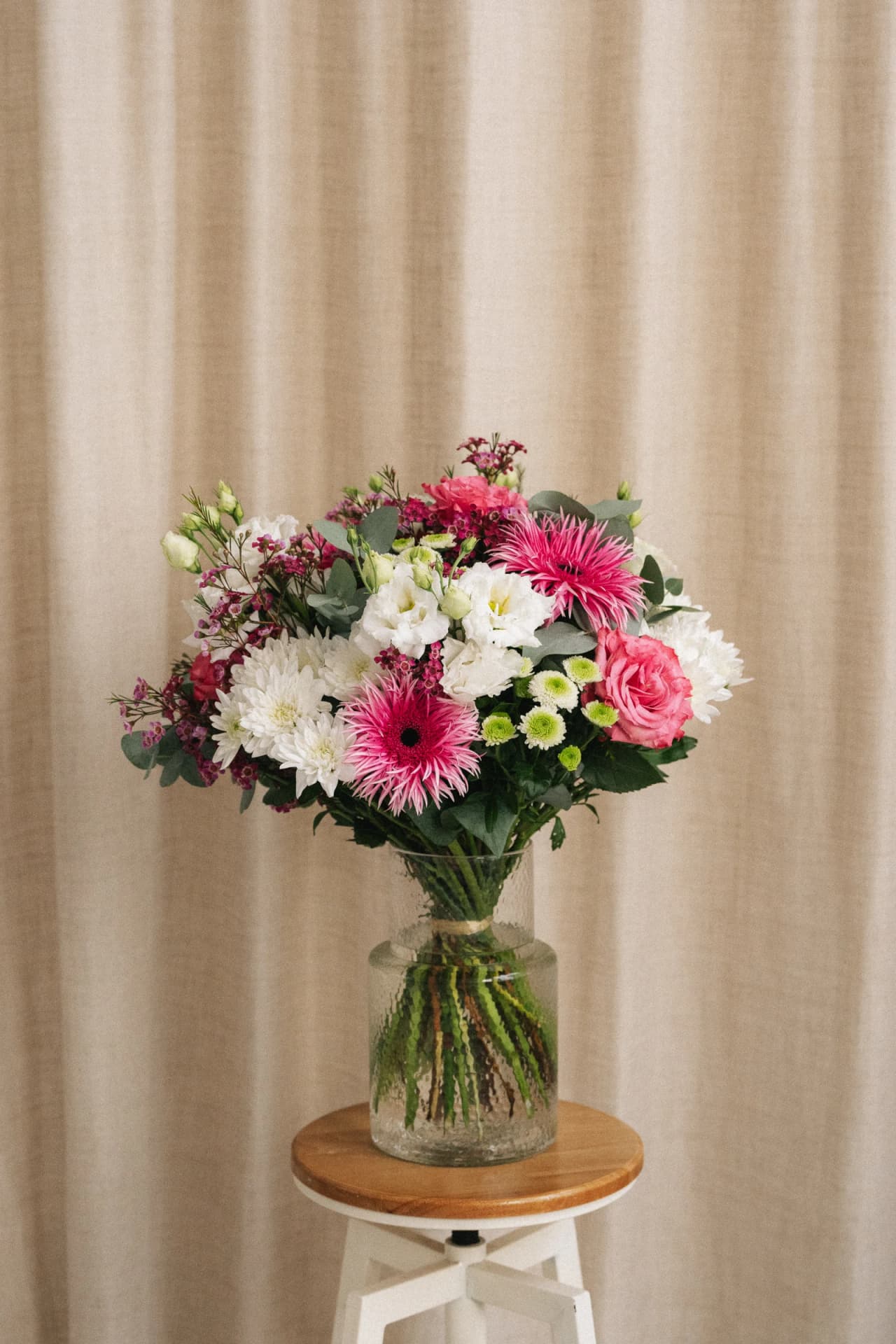Bouquet Saphira rose et blanc dans un vase