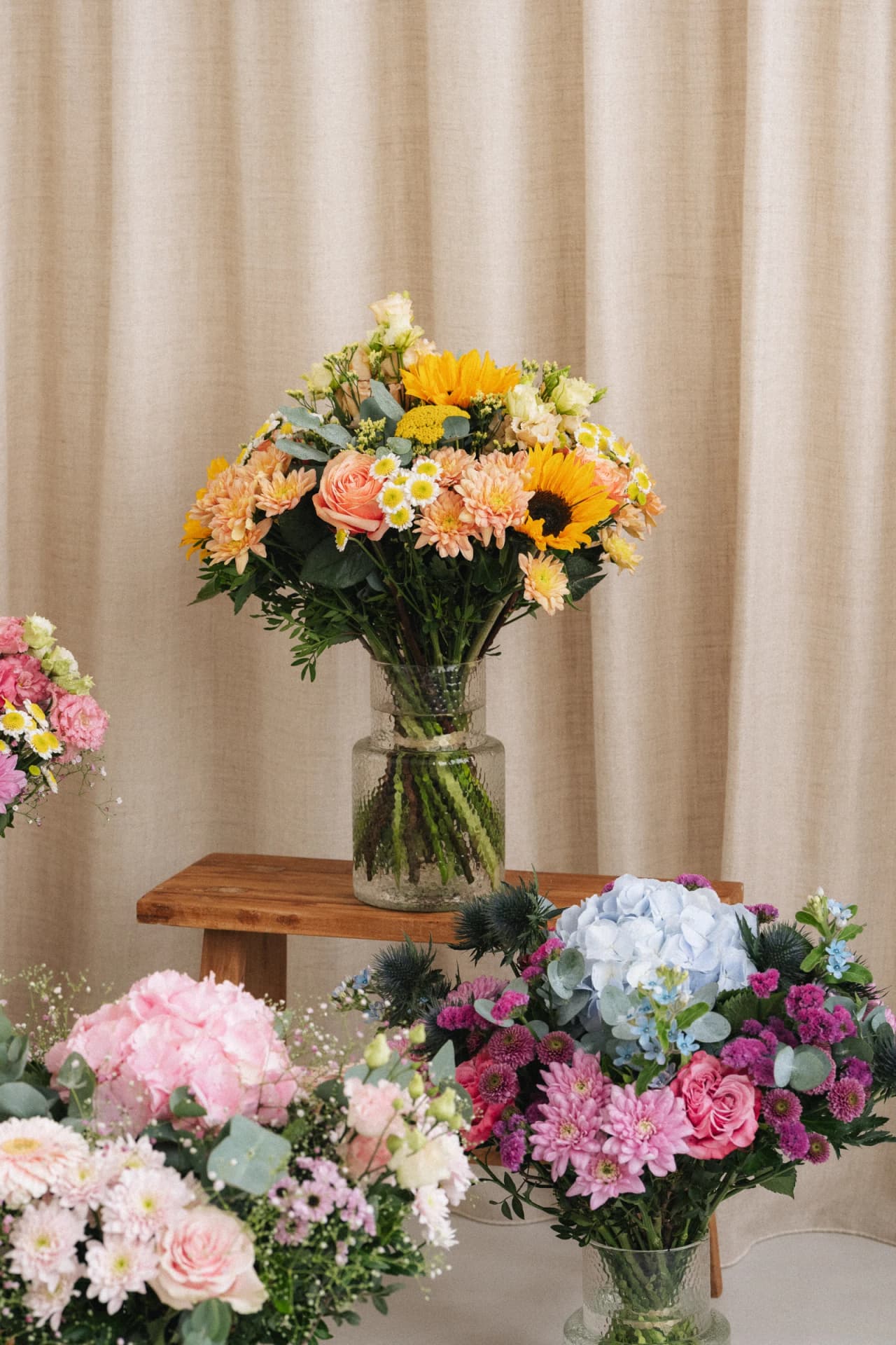 Bouquet Melody jaune et blanc parmi plusieurs bouquets