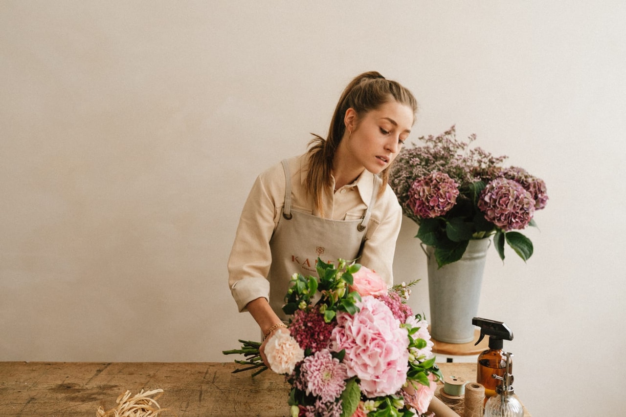 Bouquet composé à la main dans l’atelier KANEL