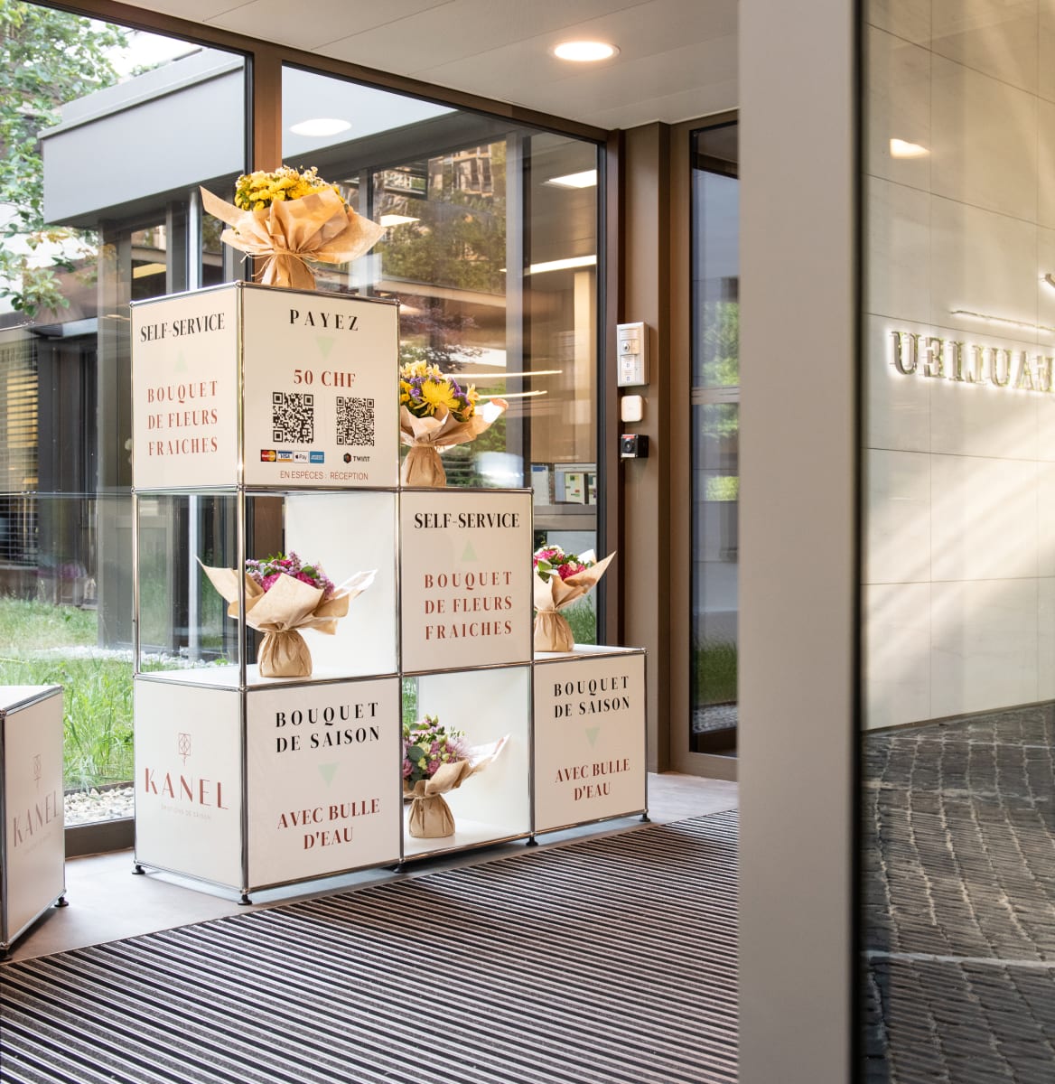 Le kiosque de fleurs KANEL à l’entrée de la Clinique Générale-Beaulieu