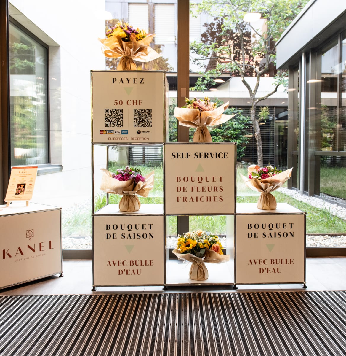 Le kiosque de fleurs KANEL en libre-service à l’entrée de la Clinique Générale-Beaulieu